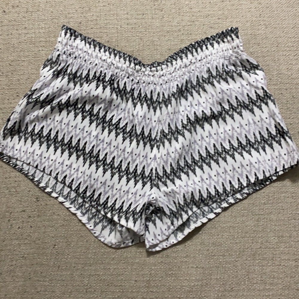 Kirra Shorts Slip on/Elastic. Size Large.